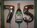 Folienballon Zahlen Geburtstag 75 und Sektflasche weiß