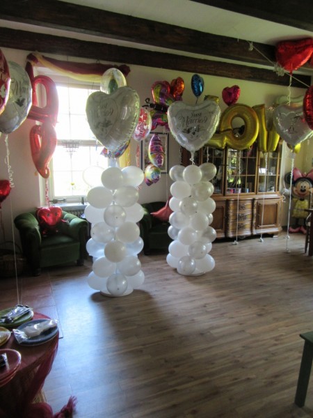 Ballongirlanden als Säulen mit 90 cm Folienherz