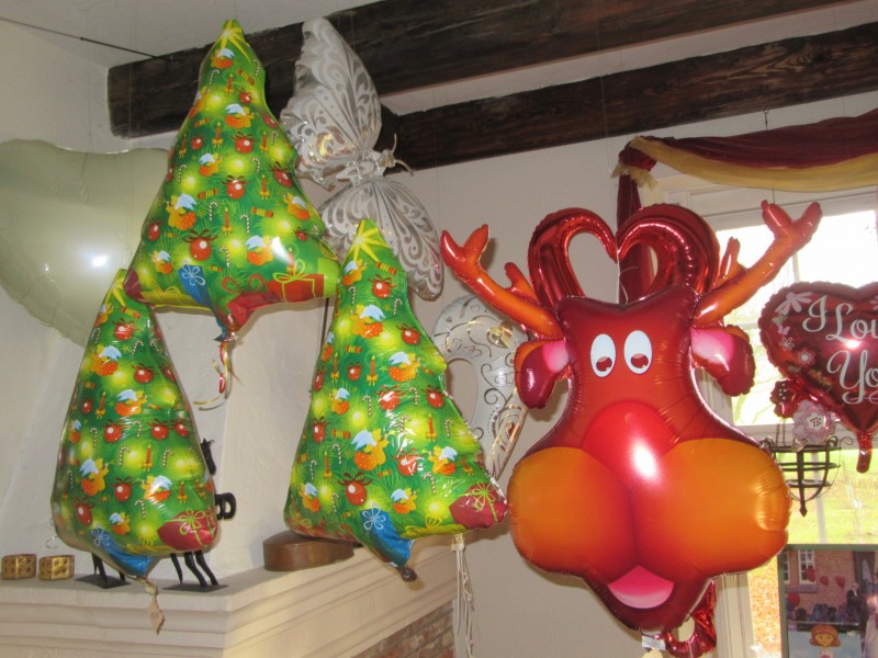 Weihnachtsballons Tannenbäume und Rentier