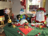 Weihnachtstisch mit Schneemann und Weihnachtsmann
