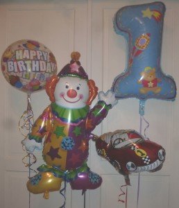 Folienballons zum 1. Geburtstag eines kleinen Jungen